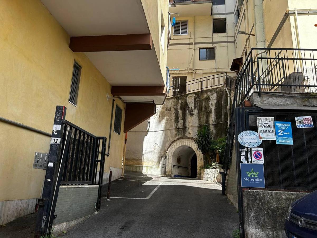 A Casa Di Roberta Apartment Salerno Luaran gambar